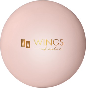 Okrągły, jasnoróżowy kompakt różu rozświetlającego AA Wings of Color Power of Glow, ze złotym logo. Widok z góry.