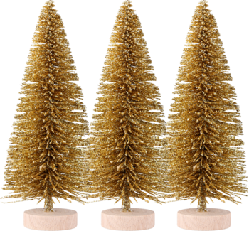 Zestaw trzech złotych choinek z włosia, miniaturowe drzewka na drewnianych podstawkach, widok z przodu.