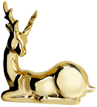 Złota, lśniąca figurka dekoracyjna leżącego jelenia z eleganckimi rogami, odbijająca światło. Widok z boku.