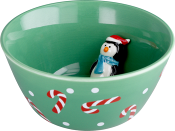 Świąteczna zielona miska ceramiczna z figurką pingwina w czapce Mikołaja na dnie i dekoracjami candy cane.