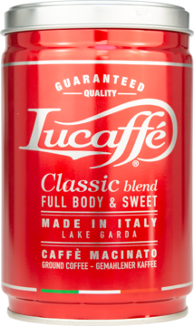 Czerwona puszka kawy mielonej Lucaffé Classic, Made in Italy, o słodkim smaku, z białym logo, widok z przodu.