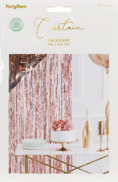 Kurtyna imprezowa metalizowana, różowe złoto, 100x200 cm, w przezroczystym opakowaniu, z widokiem zastosowania.