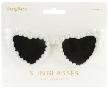 Białe okulary serduszka z perłami, czarne soczewki, w opakowaniu PartyDeco. Widok z przodu, lekko pod kątem.