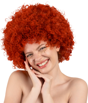 Peruka Afro z rudymi, mocno kręconymi włosami na uśmiechniętej modelce. Widok z przodu, zbliżenie na twarz.