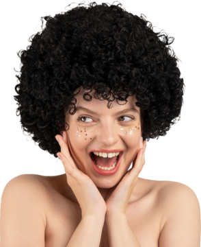 Peruka Afro czarna, kręcone włosy, na głowie uśmiechniętej kobiety z brokatem na twarzy, widok z przodu.