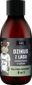 Żel pod prysznic LaQ Dzikus z Lasu 8w1 w brązowej butelce, czarna etykieta z dzikiem w kapeluszu. Widok z przodu.