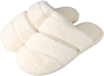 Puchate klapki cross-strap w kremowym kolorze, widok z góry pod kątem, jedna klapka częściowo zakrywa drugą.