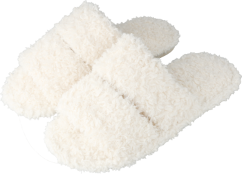 Puszyste klapki damskie, kremowe kapcie z faux fur, z szerokim paskiem, ułożone lekko pod kątem.