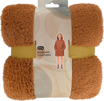 Miękki, puszysty bluzakoc z kapturem w kolorze ciepłego brązu, złożony w opakowaniu z ilustracją modelki.