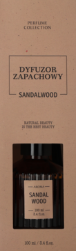 Sandałowy dyfuzor zapachowy 100ml, ciemna butelka z ryflowanego szkła widoczna przez otwór w jasnobrązowym pudełku.