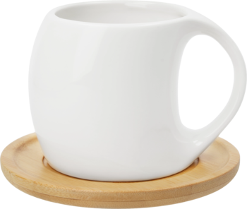 Biała filiżanka o pękatym kształcie z uchwytem, wykonana z ceramiki, stoi na okrągłym drewnianym spodku.