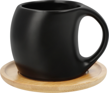 Czarny ceramiczny kubek z uchwytem na drewnianej podstawce, widok z boku pod kątem.