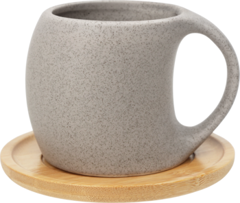 Teksturowany szary kubek ceramiczny z owalnym uchwytem na okrągłej bambusowej podstawce, ujęcie z boku.