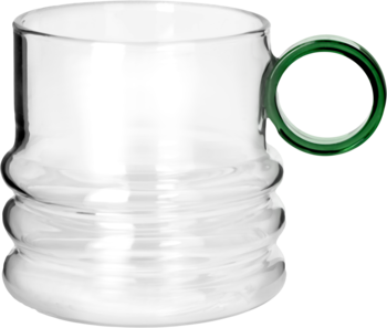 Przezroczysty szklany kubek z zielonym uchwytem, karbowanym dnem i gładką górą, ujęcie z przodu na szarym tle.