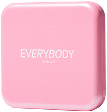 Rozświetlający róż w kamieniu Everybody London Rosy Pearl, różowe kwadratowe opakowanie z logo, widok z góry pod kątem.