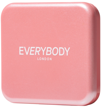 Rozświetlający róż Everybody London Coral Pearl, kwadratowe różowo-koralowe etui z białym napisem.