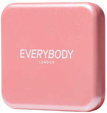 Rozświetlający róż Everybody London Coral Pearl, kwadratowe różowo-koralowe etui z białym napisem.