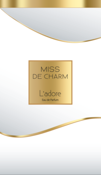 Białe opakowanie wody perfumowanej Miss De Charm L'adore, złota etykieta z nazwą, eleganckie złote i szare detale.