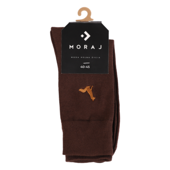 Brązowe męskie skarpetki Moraj z delikatnym haftem jelenia, zapakowane z czarną metką i wieszakiem, widok z przodu.