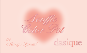 Grafika reklamowa: Dasique Souffle Color Pot Mango Spread, różowe błyszczące napisy na jasnoróżowym tle z sercem.