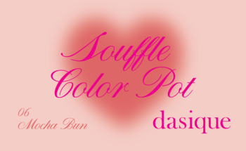 Grafika Dasique Souffle Color Pot 06 Mocha Bun; różowe tło z rozmytym czerwonym sercem i napisem.