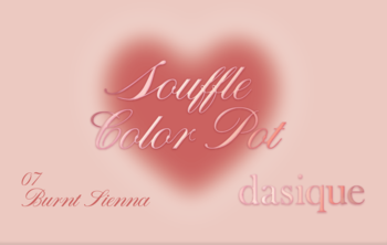 Grafika Dasique Souffle Color Pot 07 Burnt Sienna: różowe napisy na rozmytym, różowym sercu na jasnoróżowym tle.