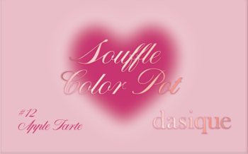 Różowy plakat promocyjny Dasique Souffle Color Pot #12 Apple Tarte z sercem i złotawym tekstem.