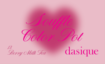 Reklama Dasique Souffle Color Pot Berry Milk Tea. Jasnoróżowe tło, ciemnoróżowe serce, nazwy w ozdobnych czcionkach.