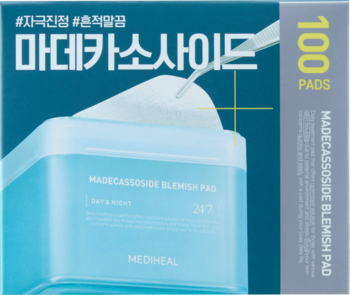 Mediheal Madecassoside Blemish Pad 100 szt., niebieski pojemnik z płatkami tonizującymi, jedna płatka uniesiona, widok z przodu.