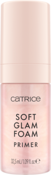 Różowy Catrice Soft Glam Foam Primer w butelce z pompką, 32.5ml. Widok z przodu, lekko perłowe wykończenie.
