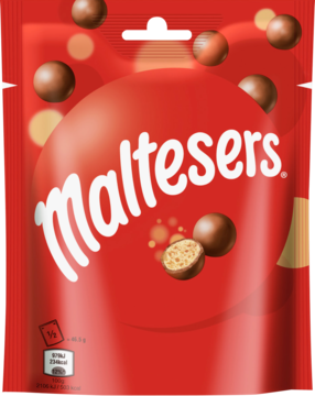 Czerwona paczka czekoladowych kulek Maltesers z białym logo i detalami kruchych wnętrz. Widok z przodu.