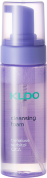 KLOO Cleansing Foam w transparentnej fioletowej butelce z pompką, widok z przodu, z trehalose, sorbitol, CICA.