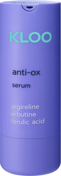 KLOO anti-ox serum w fioletowej butelce z jasnoniebieskim logo, widok z przodu. Zawiera argirelinę, arbutynę, kwas ferulowy.