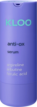 KLOO anti-ox serum w fioletowej butelce z jasnoniebieskim logo, widok z przodu. Zawiera argirelinę, arbutynę, kwas ferulowy.