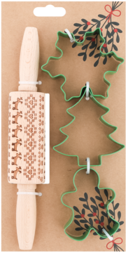 Świąteczny zestaw do pieczenia z drewnianym wałkiem z reniferami i 3 zielonymi foremkami, na tekturowym opakowaniu.
