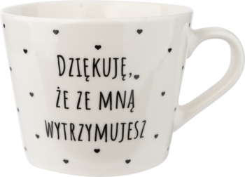 Eloy Kubek dziękuję, że ze mną wytrzymujesz, biały ceramiczny kubek z uchwytem, czarnym napisem i serduszkami, widok z przodu.
