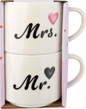 Zestaw dwóch białych ceramicznych kubków Eloy Mr i Mrs z sercami, zapakowanych w różowe pudełko, widok z przodu.
