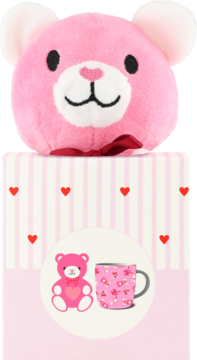 Różowy pluszowy miś Eloy na białoróżowym pudełku w paski z sercami i ilustracją kubka. Widok z przodu.