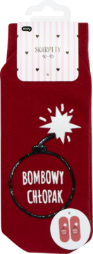 Czerwone skarpety męskie Eloy z napisem BOMBOWY CHŁOPAK i grafiką bomby, rozmiar 40-45, widok z przodu.