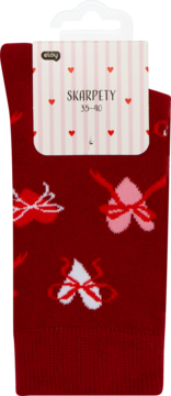 Czerwone skarpety damskie Eloy 35-40, wzór w serca i baletki, widoczne w opakowaniu z metką.
