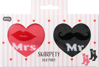 Eloy Skarpety dla par w pudełku: różowa z czerwonymi ustami 'Mrs' i czarna z wąsami 'Mr', widok z przodu.