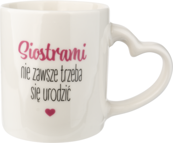 Biały ceramiczny kubek z sercowatym uchwytem i napisem 'Siostrami nie zawsze trzeba się urodzić', widok z przodu.