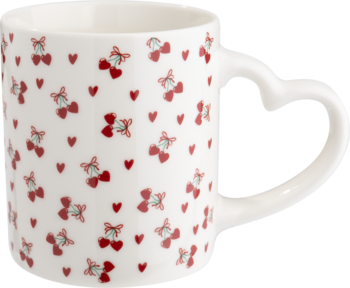 Biały ceramiczny kubek z sercem na uchwycie i wzorem w czerwone kokardy oraz serduszka, widok z przodu.