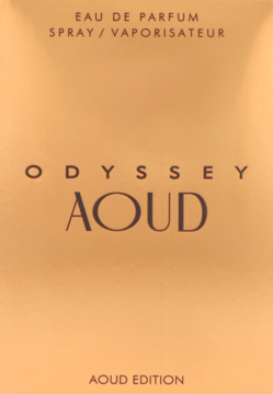 Armaf Odyssey Aoud Eau de Parfum, złote pudełko perfum z metalicznym połyskiem i czarnym napisem, widok z przodu.