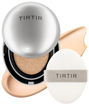 Nawilżający podkład TIRTIR Mask Fit Aura Cushion 24N Latte, otwarty srebrny kompakt z beżowym podkładem i białym puszkiem.