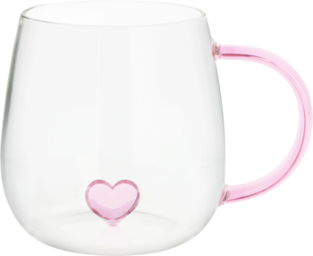 Przezroczysty szklany kubek z różową rączką, wewnątrz dna różowe serduszko, widok z przodu.