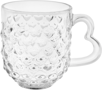 Przezroczysty szklany kubek z uchwytem w kształcie serca, zdobiony wypukłym wzorem małych serc, widok z przodu.