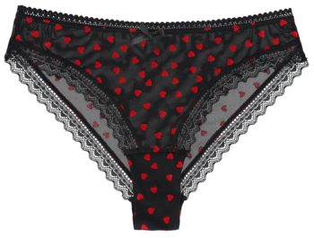 Czarne figi damskie z deseniem w czerwone serca, zdobione czarną koronką i małą kokardką. Widok z przodu.