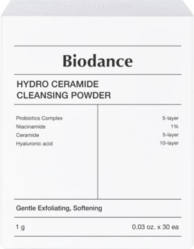 Biała saszetka Biodance Hydro Ceramide Cleansing Powder z kwasem hialuronowym, widok z przodu, 30 szt.