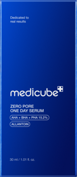 Niebieskie pudełko Medicube Zero Pore One Day Serum, przód. Wyróżnione AHA+BHA+PHA 15.2% i alantoina.